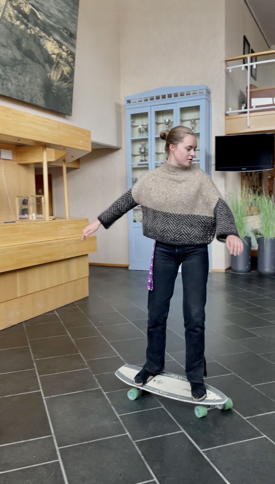 Tiril Leine Skorpen går SjøSnøSurf-linjen på folkehøyskolen. Tiril Leine Skorpen går SjøSnøSurf-linjen på folkehøyskolen.