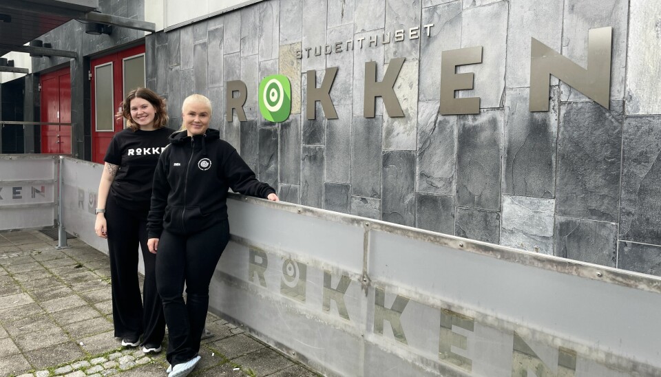 FORNØYDE: Thilde Thomasgård og Thea Cathrin Håskjold smiler bredt etter at antall frivillige ved studenthuset har økt etter sommerferien.