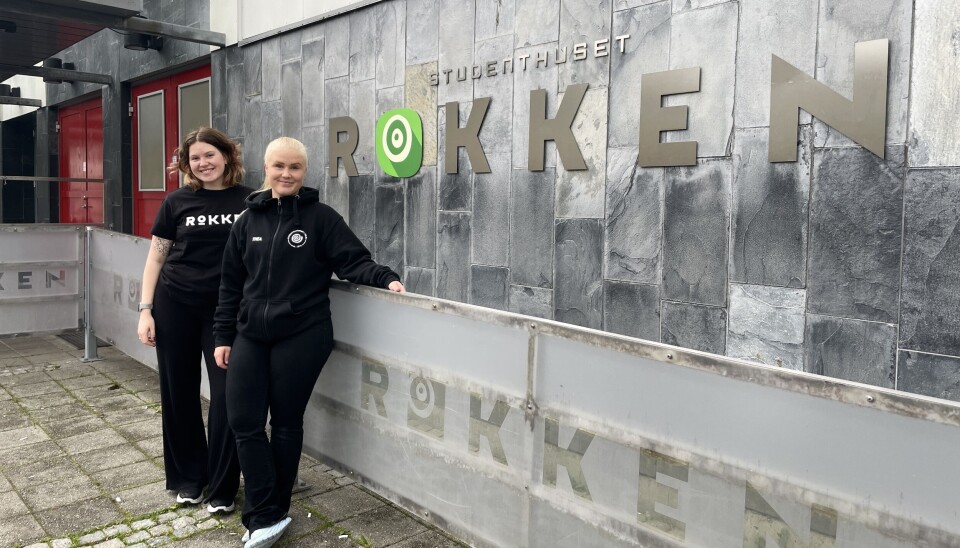 FORNØYDE: Thilde Thomasgård og Thea Cathrin Håskjold smiler bredt etter at antall frivillige ved studenthuset har økt etter sommerferien. FORNØYDE: Thilde Thomasgård og Thea Cathrin Håskjold smiler bredt etter at antall frivillige ved studenthuset har økt etter sommerferien.