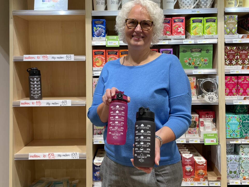 Mai-Britt Overå har jobbet på Sunkost i Ørsta i 25 år og har selv kjøpt flere motivasjonsflasker.