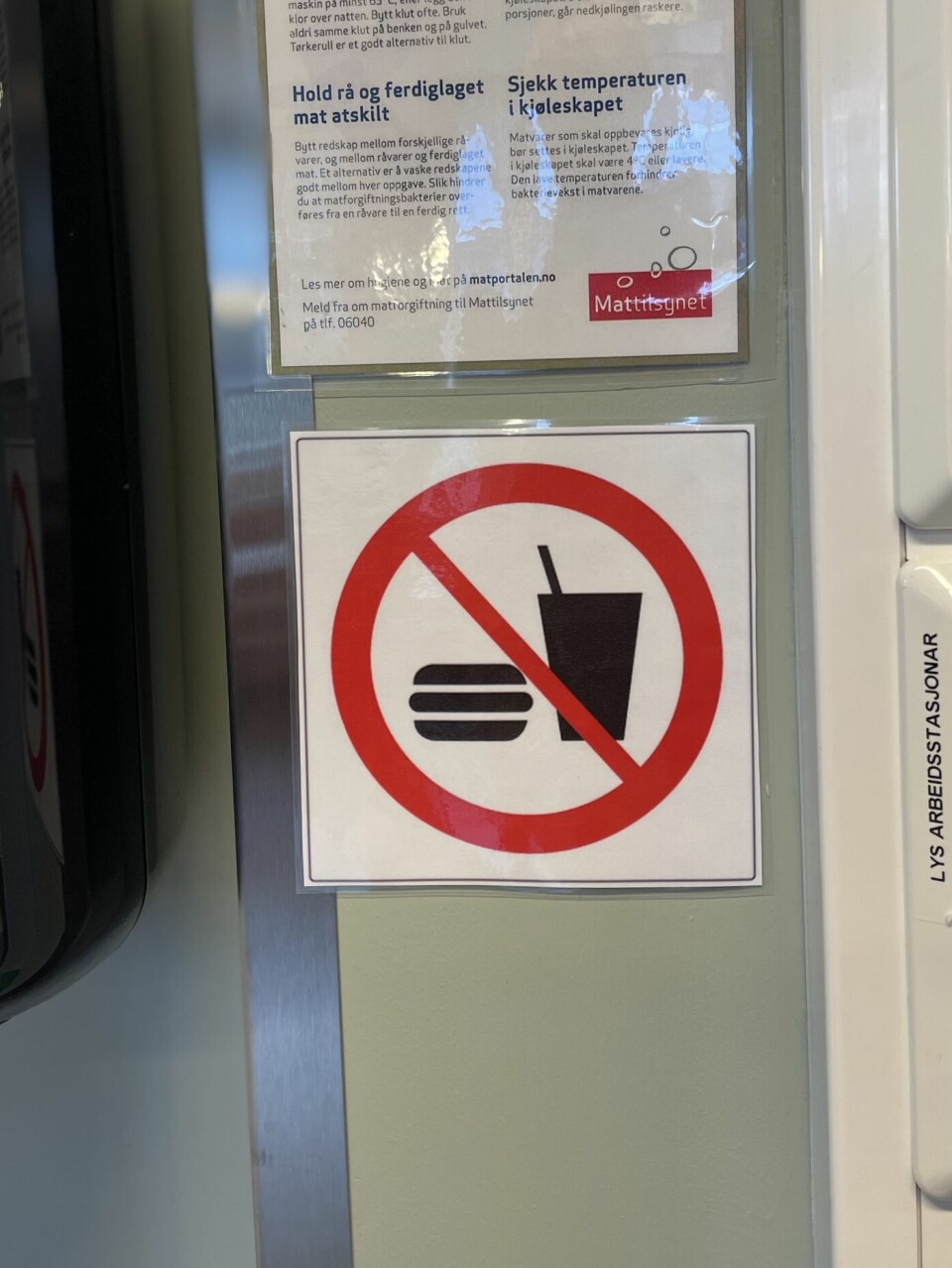 Medbrakt mat og drikke er forbudt på undervisningskjøkkenet på Høgskulen i Volda.