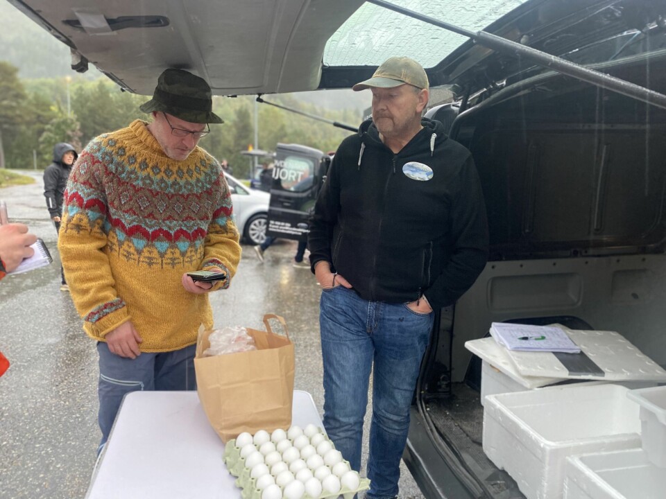 EGGHANDEL: Odd Bjarne Bjørdal (t.v.) selger egg til Øyvind Sørensen. EGGHANDEL: Odd Bjarne Bjørdal (t.v.) selger egg til Øyvind Sørensen.