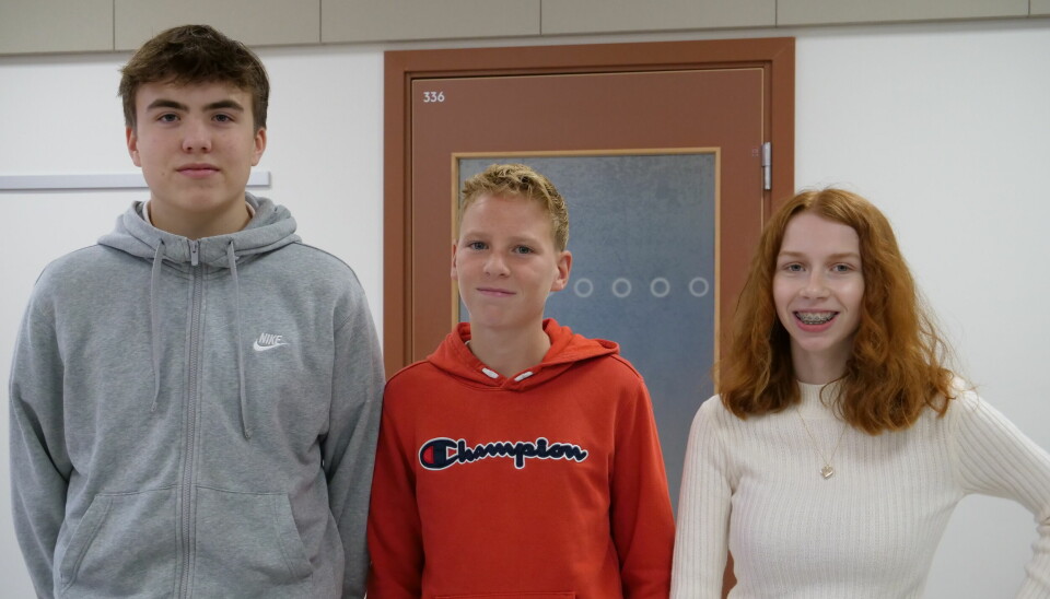 UT I ILDEN: Andreas Vadstein (15), Haakon Lid Berget (15) og Hanna Andås Ingebrigtsen (15) representerer Volda ungdomskole.