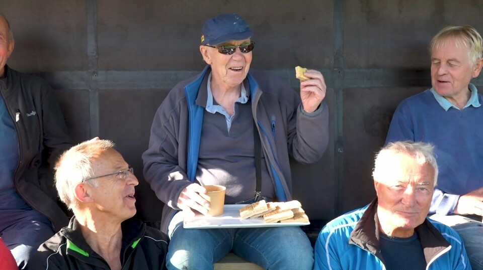 FRIVILLIGE: Etter endt arbeidsdag nyter pensjonistgruppen i Hareid kaffe og kaker.