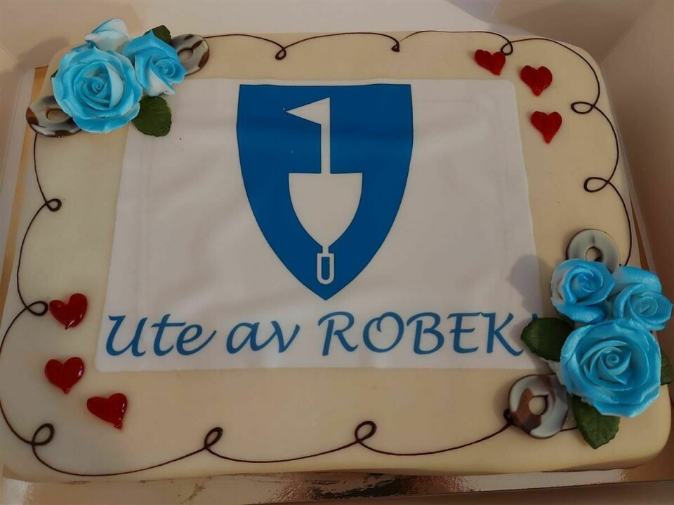 KAKE: Sande kommune feiret Robek-utmeldingen med kake i fjor sommer.