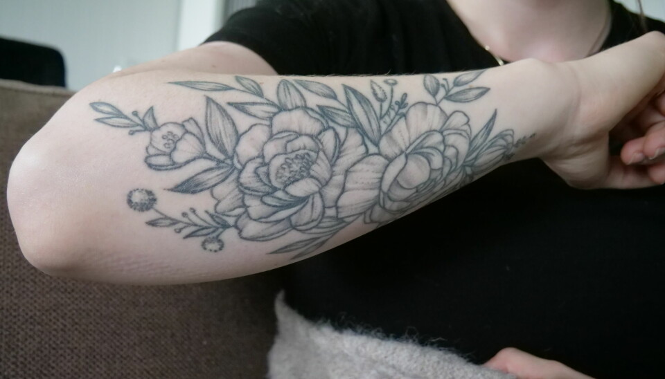 PEONER: Underarmen til Madelen er tatovert med morens favorittblomst, peoner. Dette som et symbol på alt moren har gjort for henne.