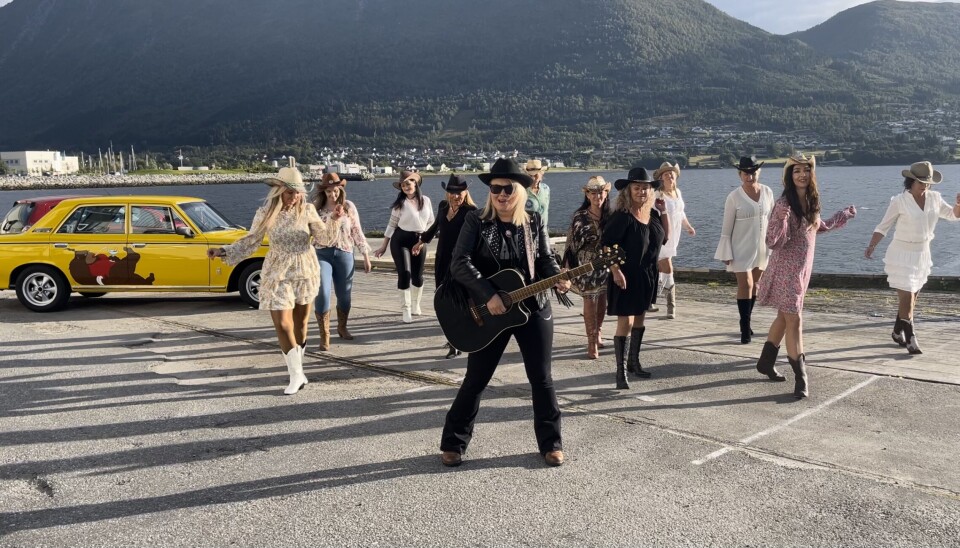 COUNTRYSTJERNE: Erika Jansson er svensk countryartist og lot seg inspirere av Ørsta Linedanceclub til å lage en sang om de. COUNTRYSTJERNE: Erika Jansson er svensk countryartist og lot seg inspirere av Ørsta Linedanceclub til å lage en sang om de.