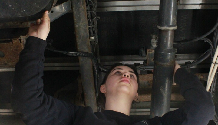 I HØYDEN: Når Victoria klatrer opp gardintrappa kan hun få god utsikt av understellet på lastebilen.