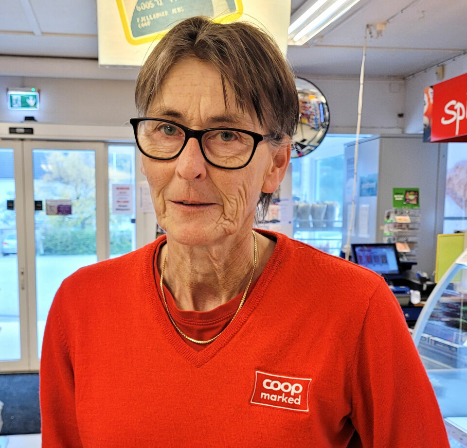 BUTIKKSJEF: Liv Randi Volle håper at folk i Barstadvik har fått med seg at pumpene på Vartdal også er stengt denne uken.