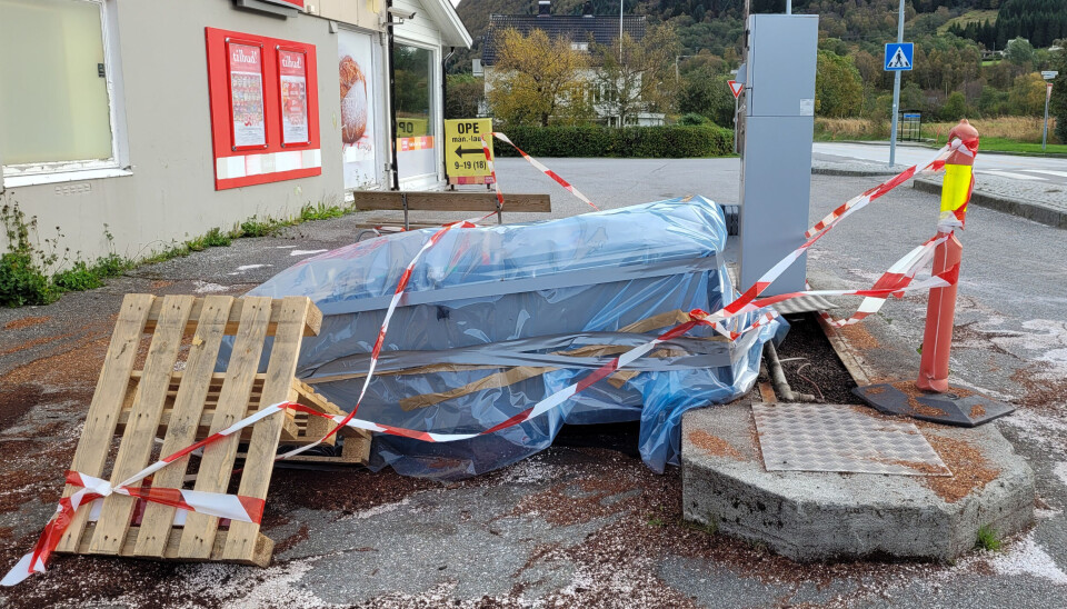 KJØRT NED: Bensinpumpen ved Coop Marked, Barstadvik, ble rygget ned i forrige uke og det er uvisst når den er tilbake i drift KJØRT NED: Bensinpumpen ved Coop Marked, Barstadvik, ble rygget ned i forrige uke og det er uvisst når den er tilbake i drift