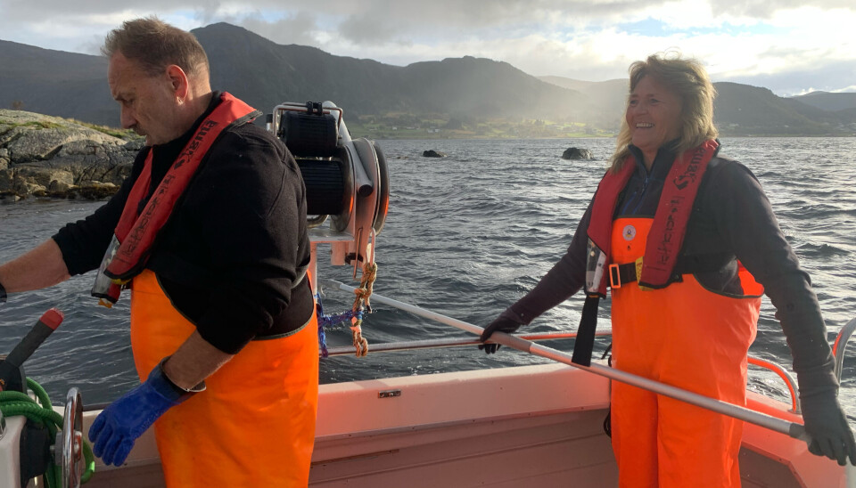 UTE PÅ HAVET: Martin Børre Holme og Evelyn Helene Holme har seks hummerteiner ute som skal sjekkes. UTE PÅ HAVET: Martin Børre Holme og Evelyn Helene Holme har seks hummerteiner ute som skal sjekkes.