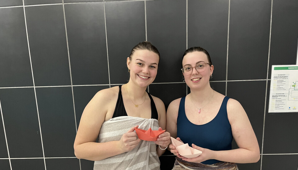 BADE-KLAR: Johanne Vold (venstre) og Ronda Kristine Bekkevold gjer seg klare til ei konsertoppleving utanom det vanlege.