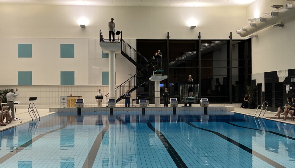 FOR FULL MUSIKK: Frå venstre: Dirigent Magnar Åm, pianist Tor Øyvind Humelsund, Marthe Grønvold Nilsen, Ingrid Vik Henriksen og Karen Rosenberg Olsen. I stupetårna frå venstre: Magnus Bugge på klinkekuler, Geir Hjorthol på trompet og Øystein Salhus på fiolin.