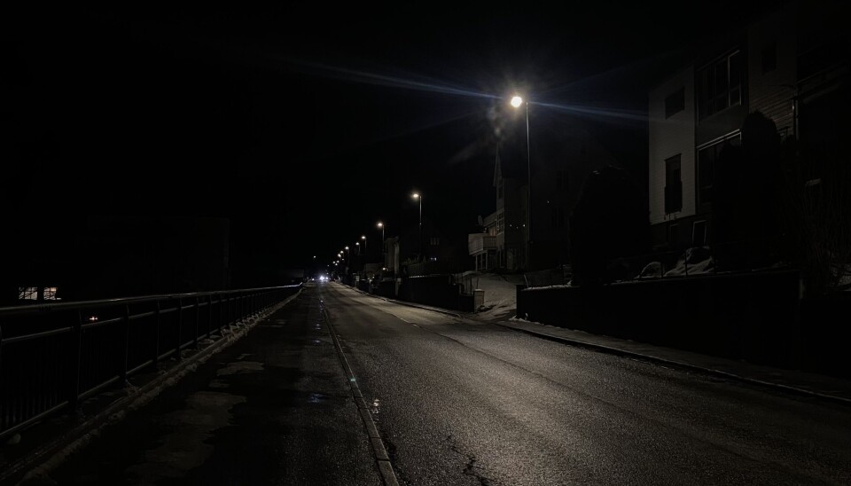 FARLEG: Heile denne strekninga i Kyrkjegata manglar gangfelt. Mange barn går her til og frå skulen.