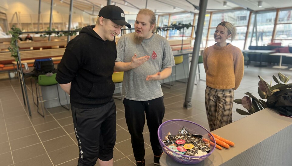 FARGERIK SKÅL: Jonatan Kristensen, Håvard Rønstad og Ammy Bolme analyserer kondomene i bollen.
