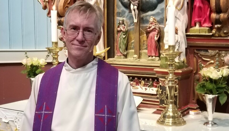 SOKNEPREST: Lars Hartig-Tangedal bærer en fiolett stola for å markere fastetiden.