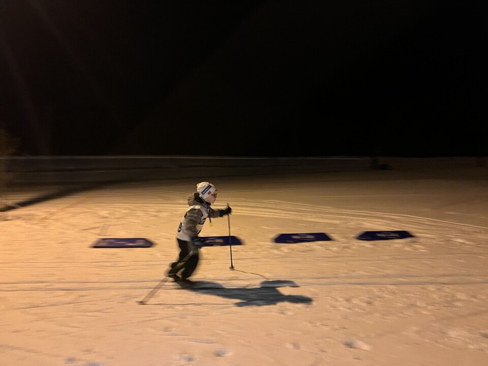 FULL FART: William (6) er en av mange barn som gikk rundløpya tirsdag ettermiddag. Han fikk også testet orgeltramp og små hopp.