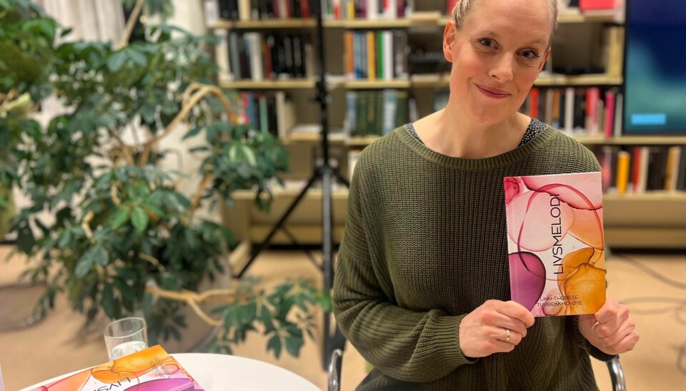 LYSE FARGER: Linn-Therese Turbekkmo-Øye med sin bok 'livsmelodi' som symboliserer en lysere fremtid i vente.