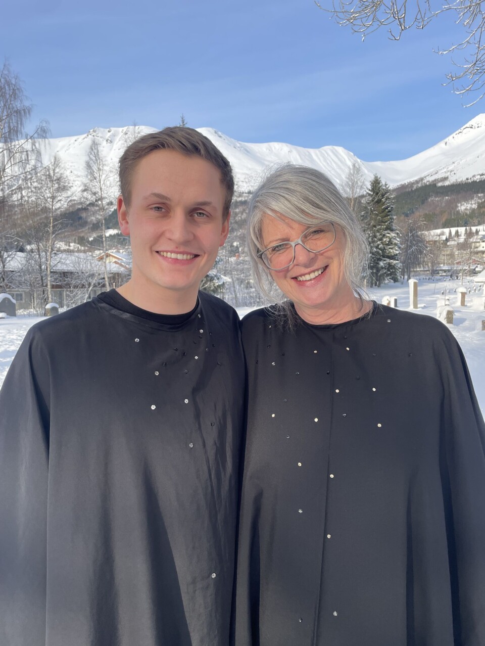 Knut Aksnes og Anne Stine Kristvik smiler etter gjennomført konsert i Ørsta Kyrkje.