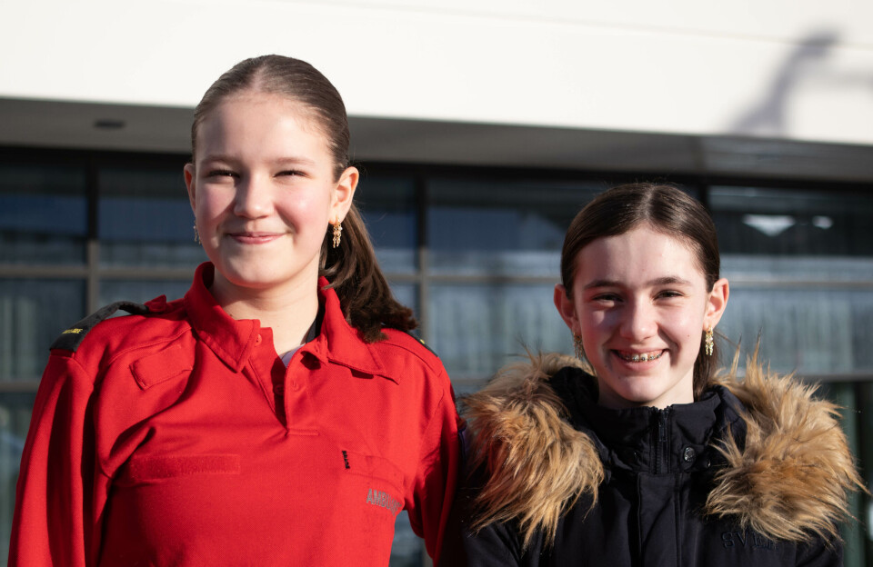TRYGGERE KLASSEMILJØ: (Fv.) Adele Nordland (14) og Sara Lystad (14) sier at klassen har blitt mye tryggere på hverandre etter prosjektet.