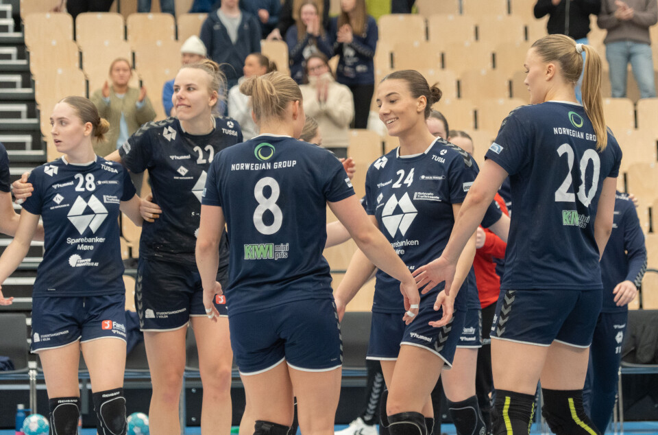 SEIER: Volda Handball sikret seg nok en seier søndag kveld. Fra venstre: Mariell Heggen Kulsrud, Rikke Slamstrup Jensen, Emilia Giske, Veriana Veliqi, Erle Aandal.