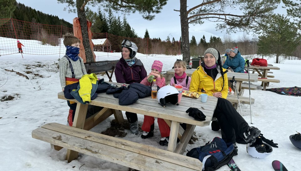 PAUSE I BAKKEN: Cecilie Emblem (til venstre) og Anita Wiik Løvik (til høyre) har tatt med barna ut i finværet.