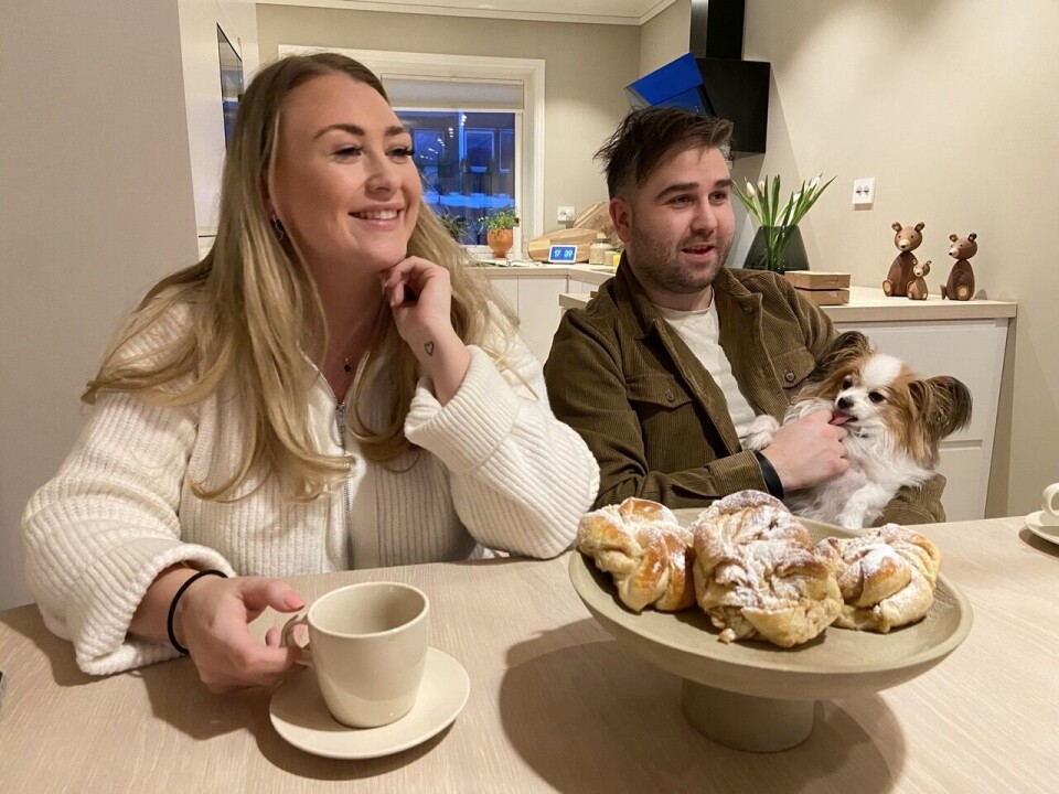 BOLLEKOS: Amalie Olsen kunne levd av å vere matinfluencer. Her saman med samboeren Aleksander og hunden Felix.
