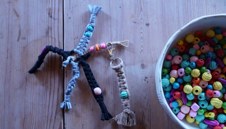 KNUTER: Barna kunne prøve seg på å lage nøkkelringer av tau og perler.