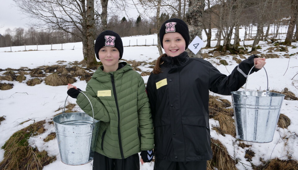 VINTERFERIE: Klassekameratene Eira (10) og Sina (10) har gledet seg lenge til å besøke Brudavollstunet i vinterferien.