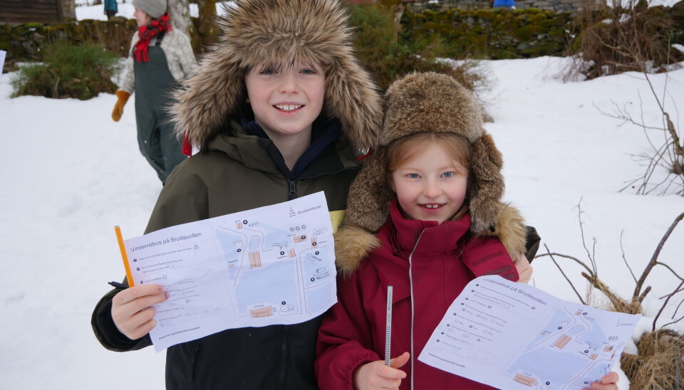 FØRSTEMANN: Thor Erling (10) og Johanne Olava (8) viser stolt fram rebusarket de allerede var ferdige med.