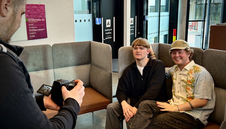 IKKE NOK MED NÆRNETT: Til og med en VG var på plass når Ole Henry Snildalsli og Erlend Arnesen entret sitt gamle skolebygg.