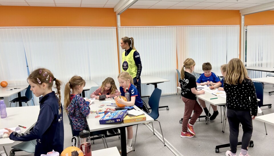 PAUSE: Tegning og brettspill er en del av aktiviteten for de yngste