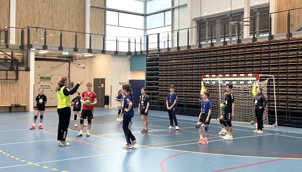 PÅ BANEN: 12 og 13-åringene øver på teknikk