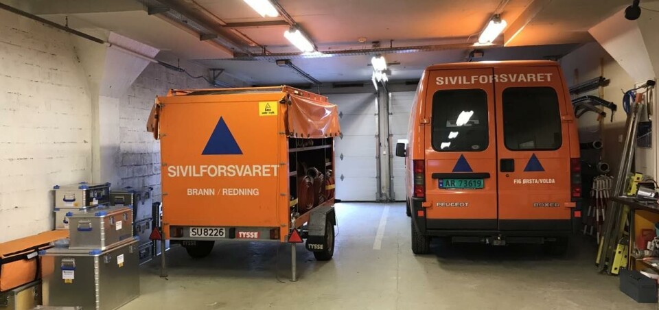 INTERNASJONALT SYMBOL: Den blå trekanten på oransje bakgrunn symboliserer sivilforsvaret. Den er lett å leggje merke til og å hugse.