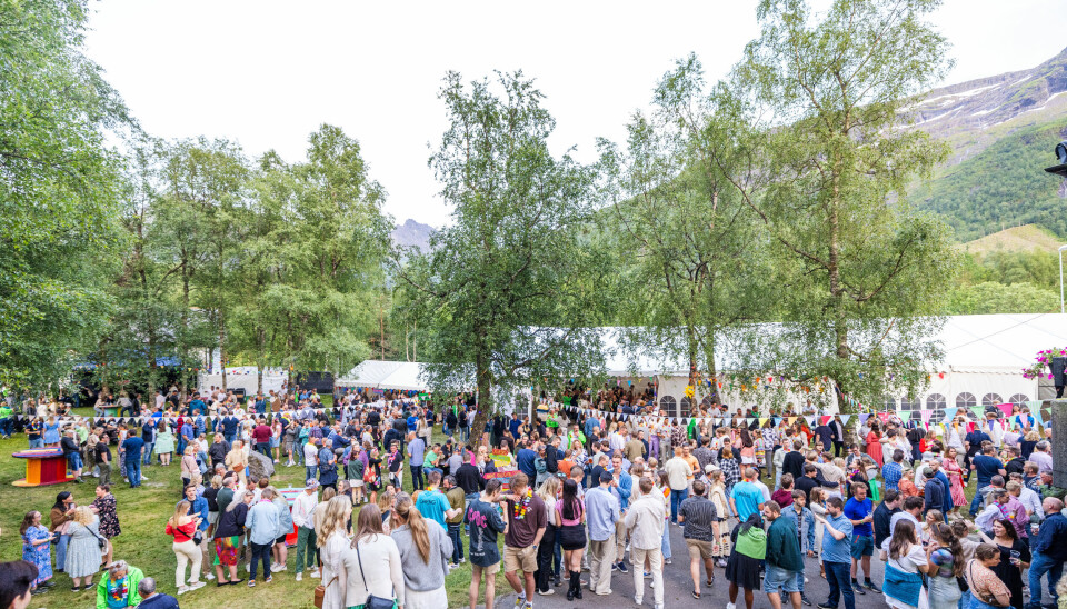 FOLKEFEST: Hundrevis av mennesker samles på Brøvøllsfestivalen i Sykkylven hvert år.