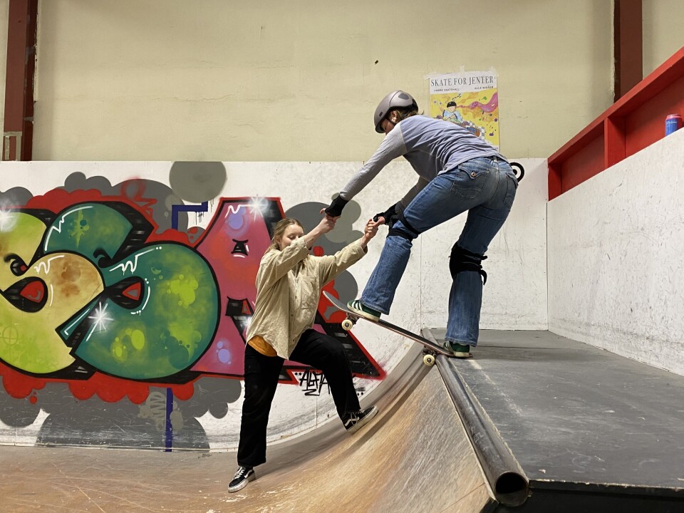 SKATING: Her prøver Maja Gausen seg på å droppe fra rampen, med hjelp fra Mari Brønseth.