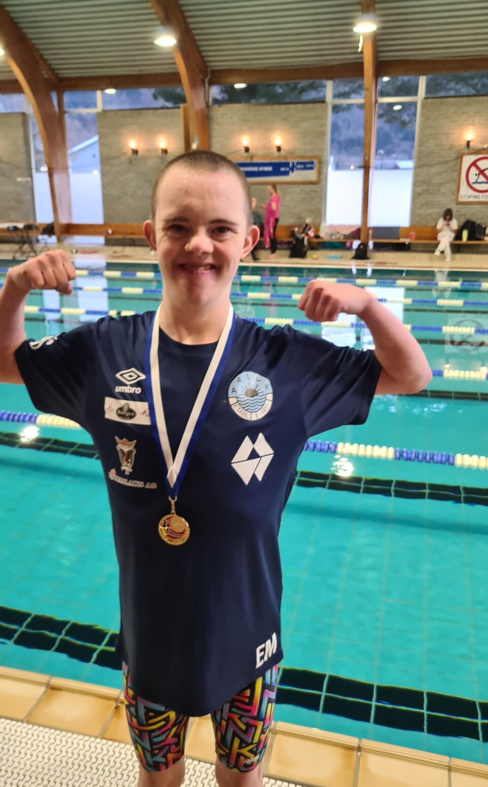 IDRETTSGLEDE: Elias med medalje etter svømmekonkurranse.