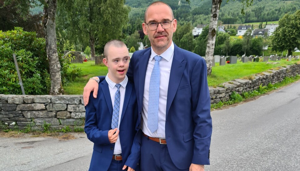 FAR OG SON: Elias Mikalsen er på svømmetrening kvar veke. Far og støttespelar,Tor Mikalsen, er alltid ved hans side.