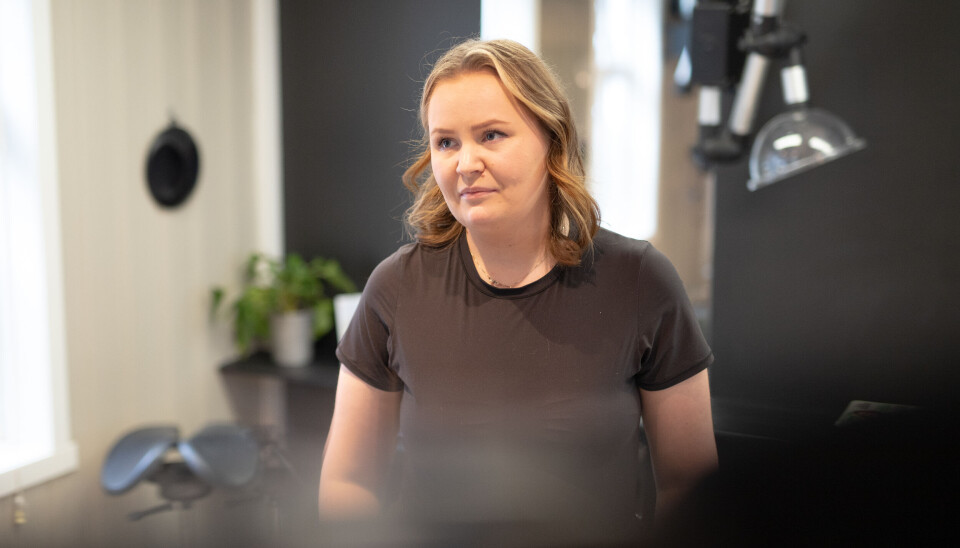 USIKKER: Elise Seljelund Fylling hos Sans frisør er usikker på om kjønnsnøytrale priser vil løse problemet.