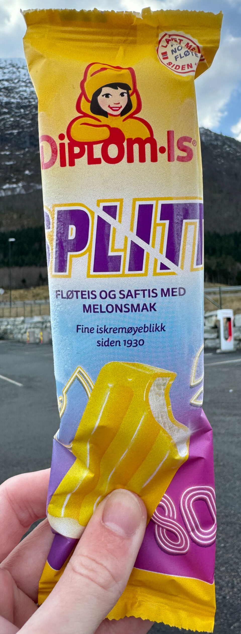 FRUSTRERT: Fotografen har kuttet halve navnet i bildet.