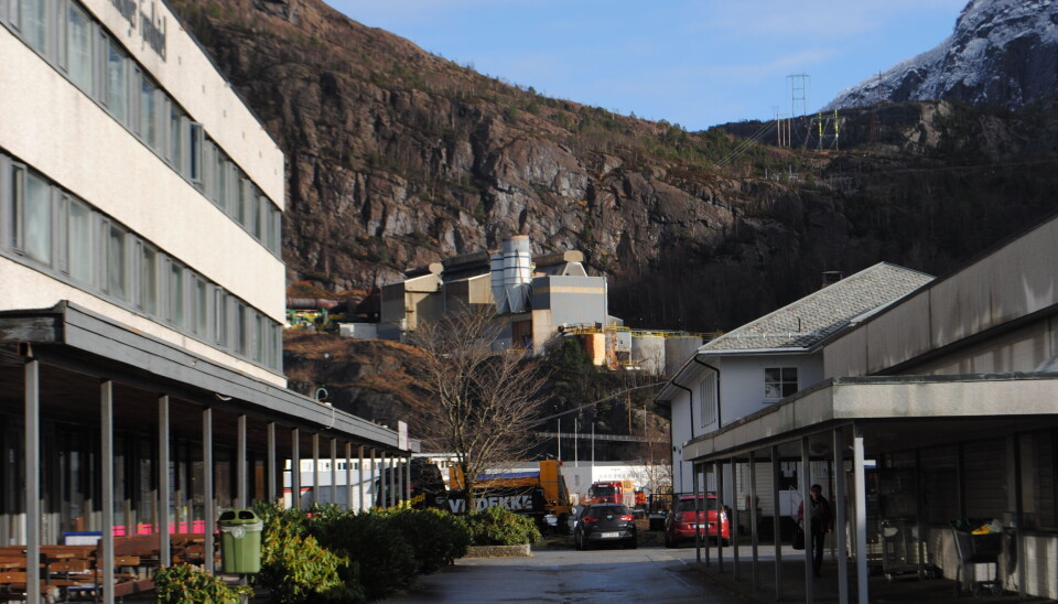 SVELGEN: Smelteverket står nesten majestetisk plassert på ei berghylle i Svelgen. I tillegg til eit stort naturmangfald, er industrien viktig for Bremanger kommune.