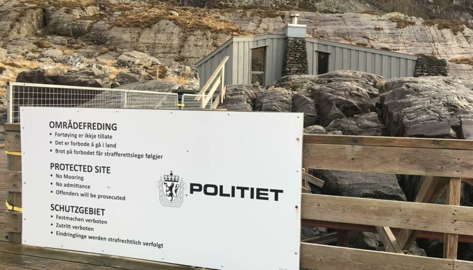 FERDSELFORBOD: Etter hærverk på bergkunsten på 90-talet blei det totalt ferdselforbod på Vingen. For å kome hit må ein ha med guide.