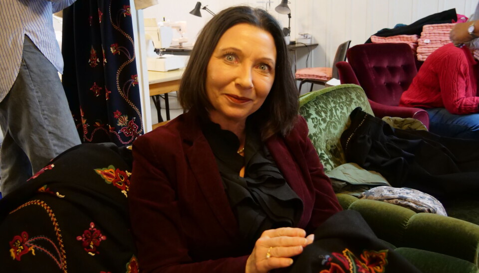 GAMMEL KUNST: Lilly-Arlen Larsen (51) synes det er fint at tradisjonen videreføres.