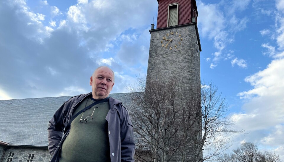 Stråbø med kirketårnet i bakgrunnen, når dette bildet ble tatt gikk uret riktig, men det mangler fortsatt visere på sørsiden