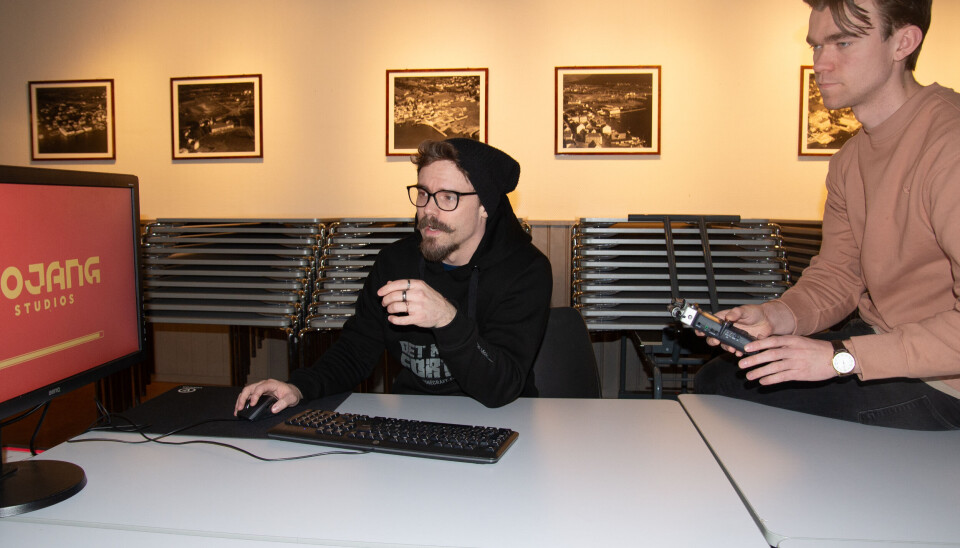 Teater for alle: Raymond Knutsen (til venstre) snakker om hvor viktig det er å inkludere publikum i teateret, mens journalist Eskil Flem følger tett med.