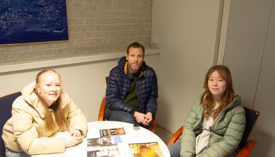 Med-skuespillere: Mia Økland (Høyre) fikk prøve seg som skuespiller i Det mørke fortet. Her sammen med søster Nora Økland og pappa Thomas Økland.