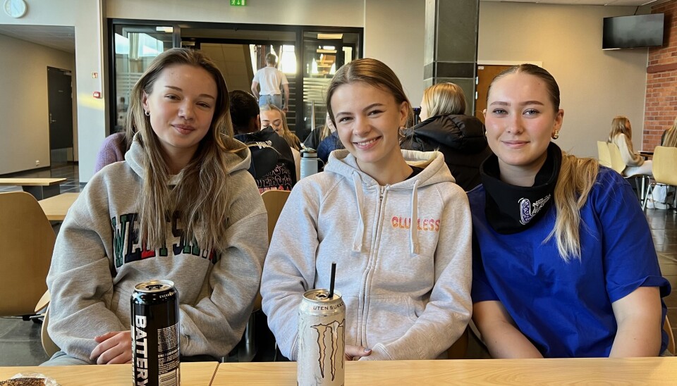 AVHENGIGE: Ylva (18), Rikke (18) og Thea (18) er avhengige av energidrikke.