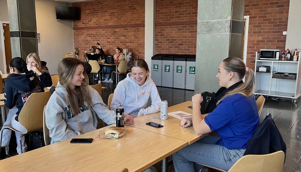 IKKE UVANLIG: Energidrikker er et vanlig syn i kantina på Volda vidaregåande skule.