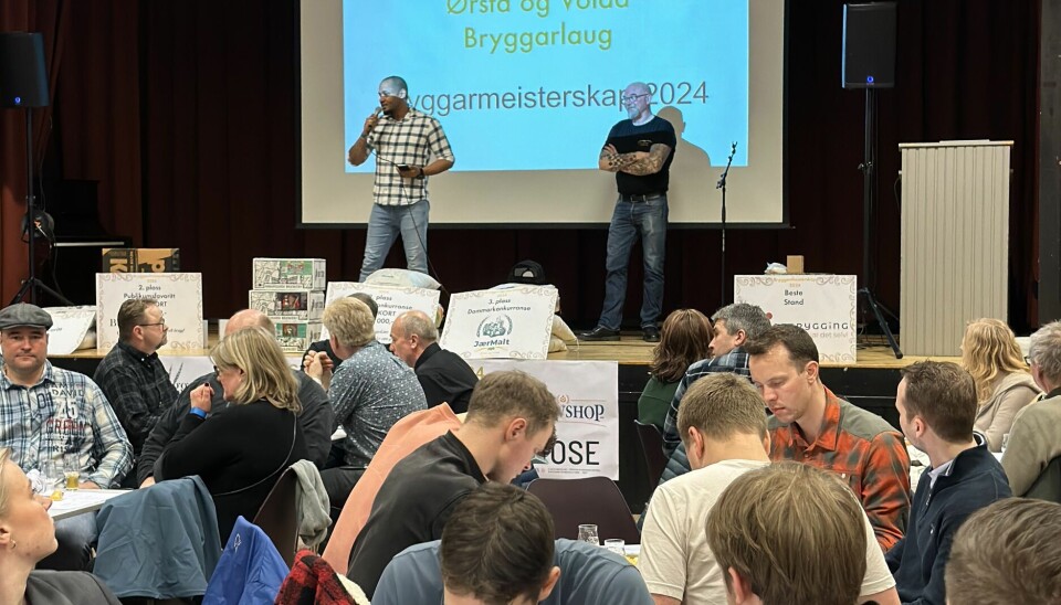 Stemningen er formidabel under bryggmeisterskapet 2024. Flere hundre mennesker hadde samlet seg i Ørsta kulturhus