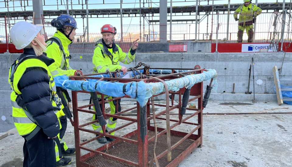 SPENTE NERVER: Før vi kan heises opp får vi en innføring i sikkerhetsrutinene.